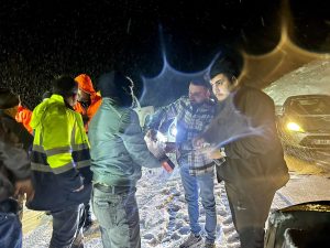 Karda mahsur kalan 2 kişi 4 saatte kurtarıldı