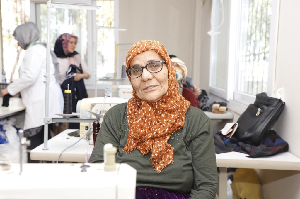 Akdeniz Belediyesi’nin kurslarıyla oğluna çeyiz diziyor