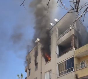 Mersin’de ev alev alev yandı