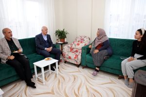 Akdeniz Belediye Başkanı, servis hizmeti alan vatandaşı evinde ziyaret etti