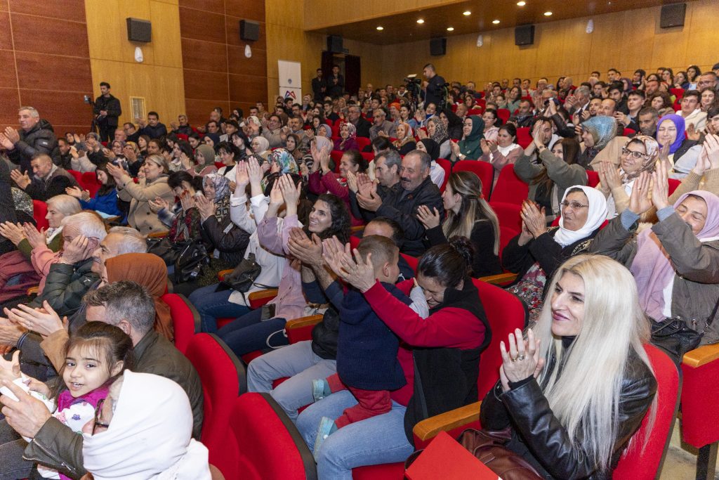 BAŞKAN SEÇER, GÜLNAR VE MUT KURS MERKEZLERİNDE EĞİTİM GÖREN ÖĞRENCİLERİN AİLELERİYLE BULUŞTU