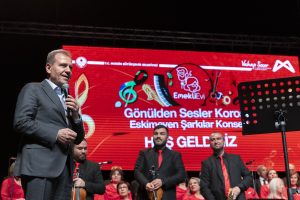 BAŞKAN SEÇER, ‘ESKİMEYEN ŞARKILAR KONSERİ’NE KATILDI