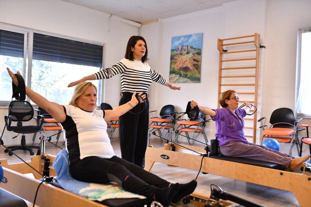 KADINLAR BÜYÜKŞEHİR’İN FİZYOTERAPİSTİ İLE SAĞLIKLI KALIYOR