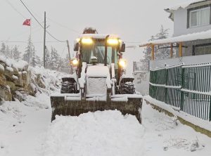 TOROSLAR’IN YÜKSEK KESİMLERİNDE KARLA KAPANAN  YOLLAR ULAŞIMA AÇILIYOR