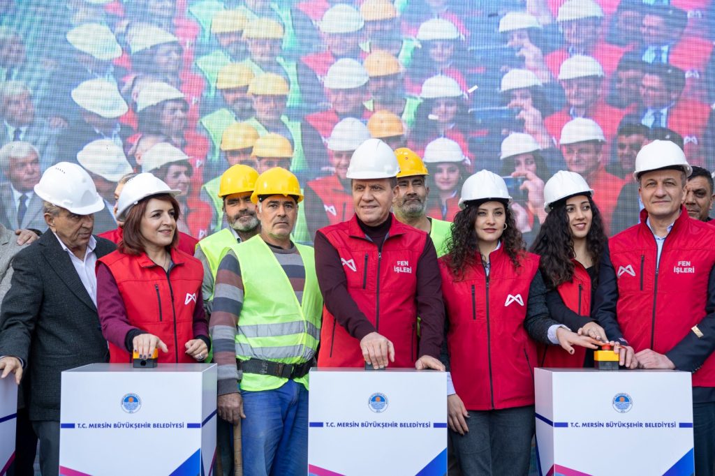 CHP’li Mersin Büyükşehir Belediye Başkanı Vahap Seçer, Mersin halkının hizmete oy vereceğine inandığını söyled