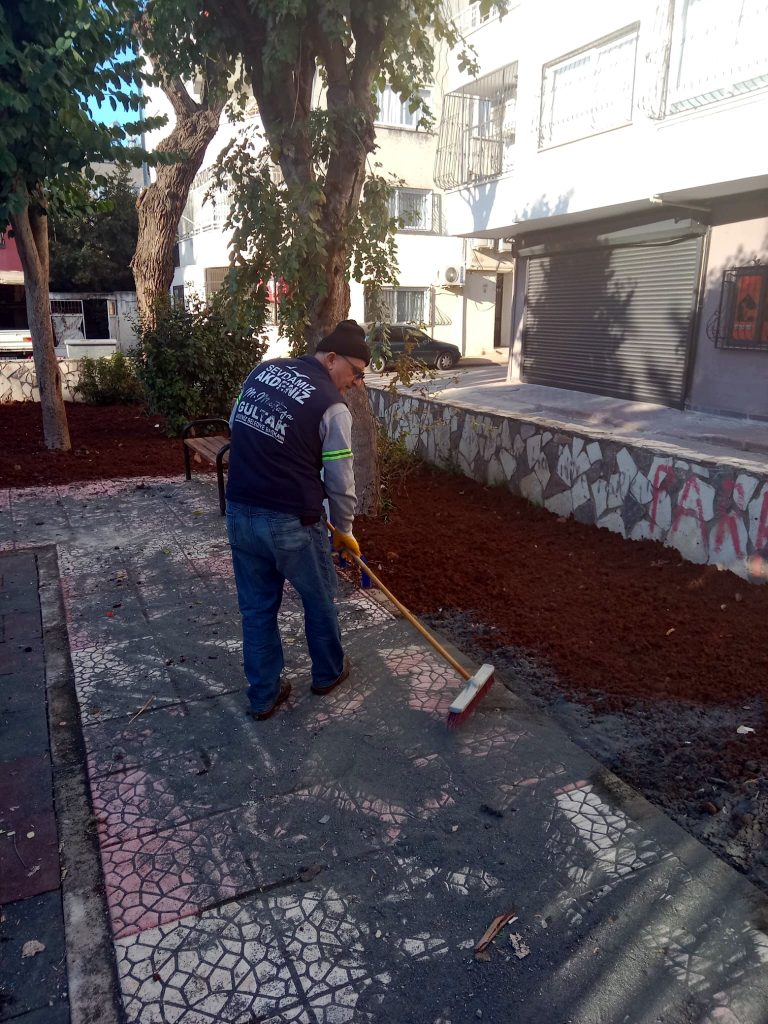 AKDENİZ’DE PARK, BAHÇE VE YEŞİL ALANLAR DÜZENLENİYOR