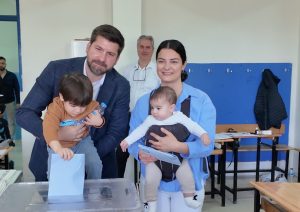 Ali Boltaç eşi ve çocukları ile birlikte oyunu kullandı