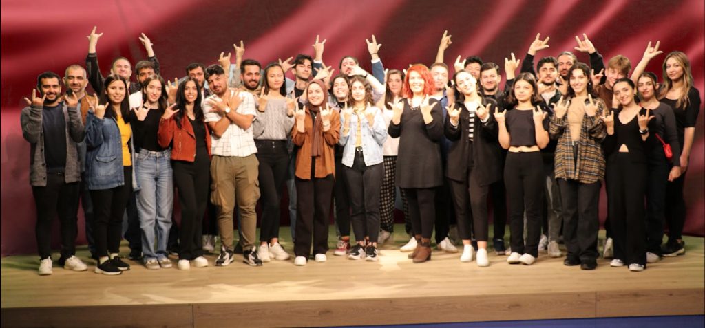 İŞARET DİLİYLE 23 NİSAN’I KUTLADILAR