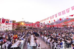 BAŞKAN SEÇER, ANAMUR HALKIYLA BİRLİKTE İFTAR YAPTI
