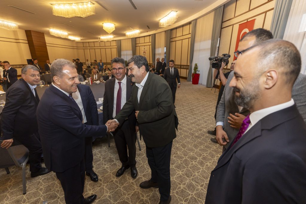 SEÇER’DEN İLÇE BELEDİYE BAŞKANLARINA; “SIRTINIZA DOKUNAN SAMİMİ EL BİZ OLACAĞIZ”