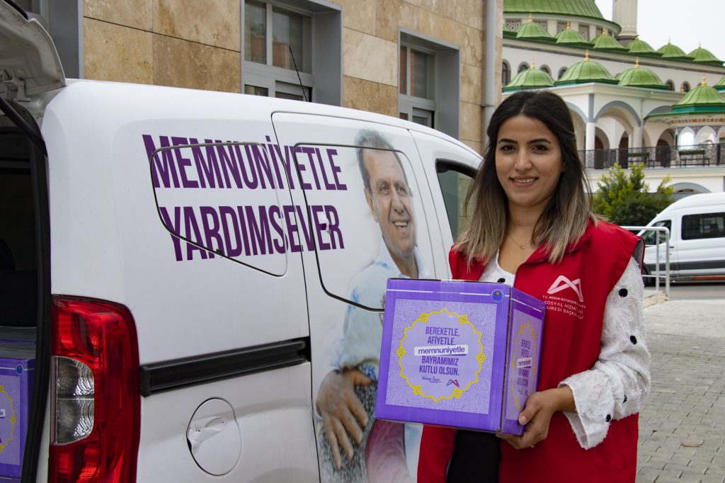 BAŞKAN SEÇER SÖZÜNÜ TUTTU: ÇALIŞANLARA, VELİLERE VE MUHTARLARA HEDİYELERİ VERİLDİ