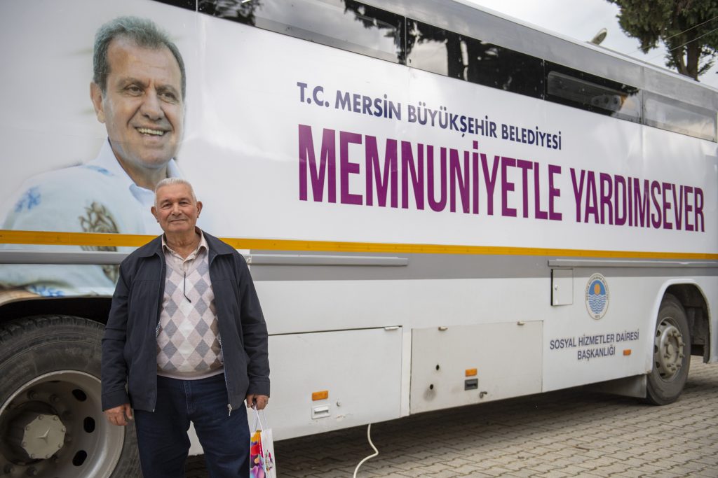 BÜYÜKŞEHİR’İN MOBİL KUAFÖRÜ İLE VATANDAŞLAR BAYRAMA HAZIR