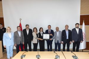HALKIN BAŞKANI SEÇER, MAZBATASINI HALKLA BİRLİKTE ALDI