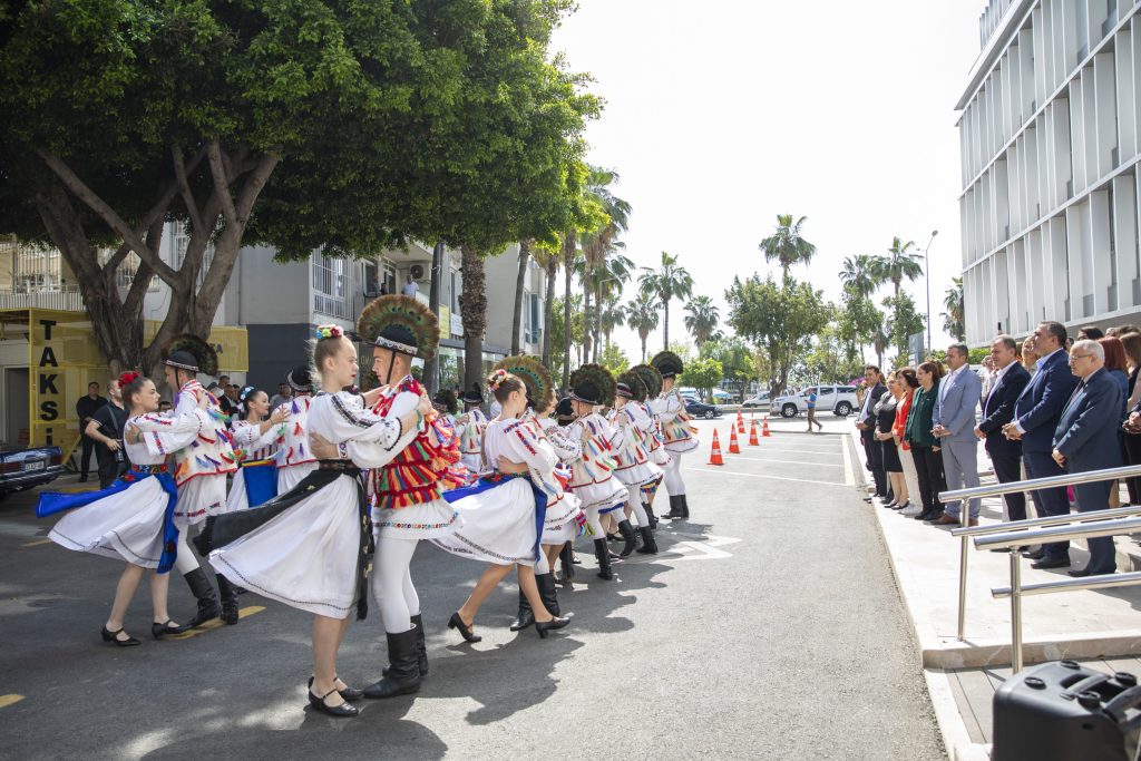 23 NİSAN DOLAYISIYLA KENTE GELEN ROMANYALI ÇOCUKLAR, DANSLARIYLA BÜYÜLEDİ