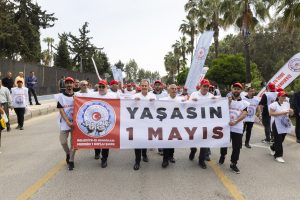 BAŞKAN SEÇER, 1 MAYIS’TA İŞÇİ VE EMEKÇİLERLE YÜRÜDÜ