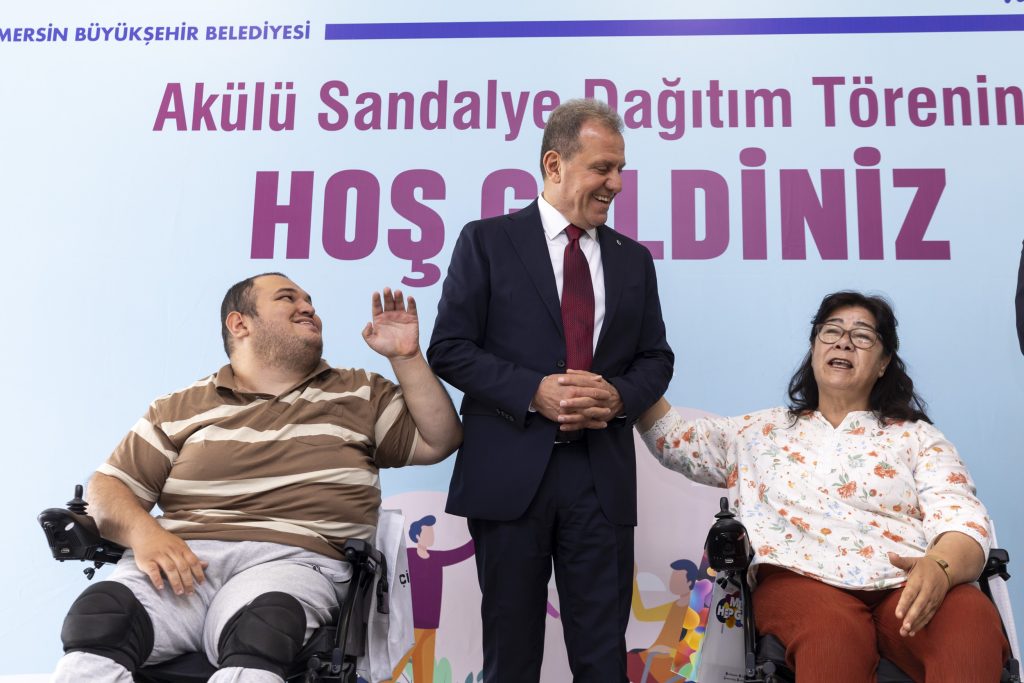 BAŞKAN SEÇER, AKÜLÜ SANDALYE DAĞITIM TÖRENİ’NE KATILDI