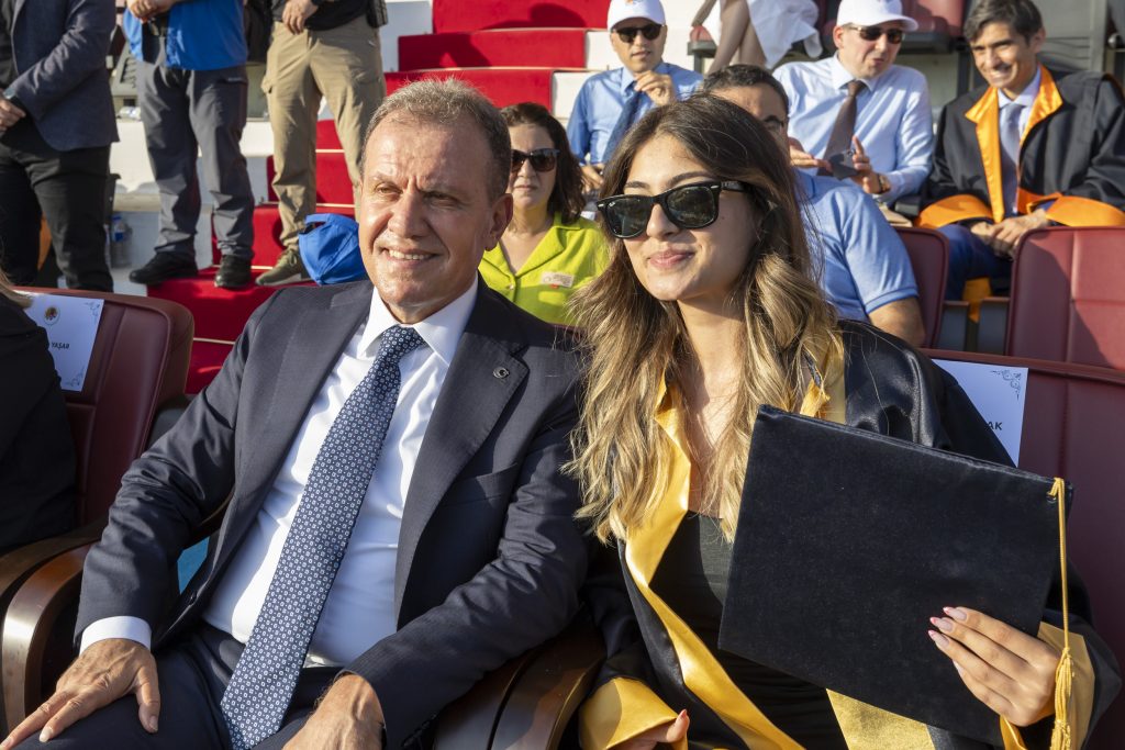 BAŞKAN SEÇER, MERSİN ÜNİVERSİTESİ MEZUNİYET TÖRENİ’NE KATILDI