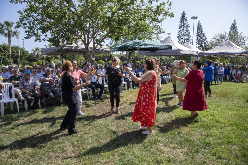 BÜYÜKŞEHİR’İN EMEKLİ EVLERİ 2024 YAZINA ‘BAHAR ŞENLİĞİ’ İLE MERHABA DEDİ