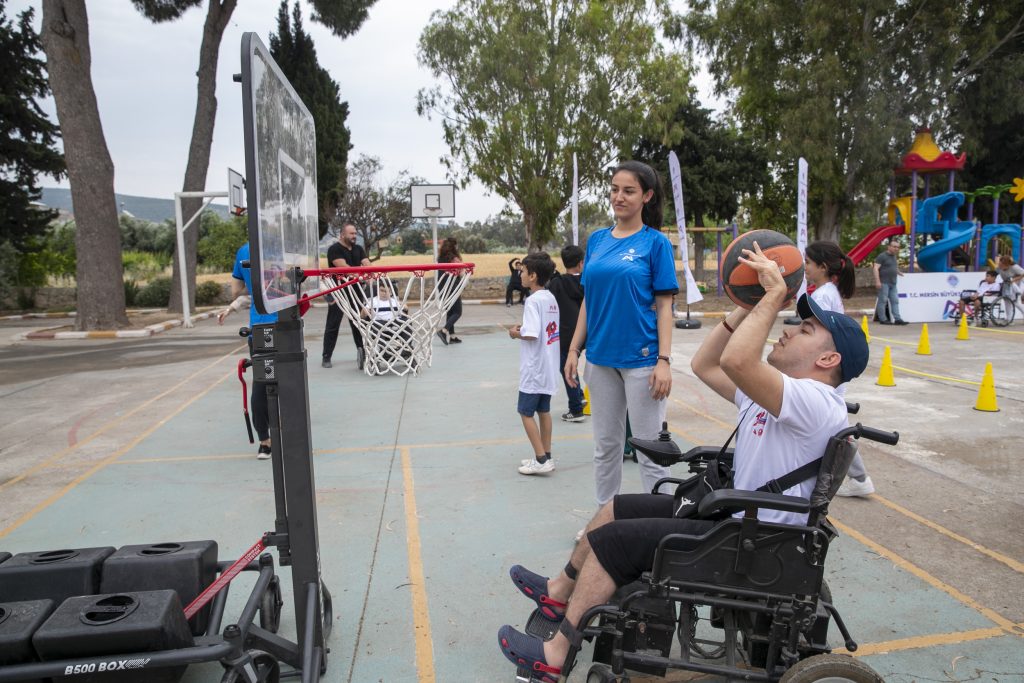 BÜYÜKŞEHİR’İN SPORBÜS’Ü ÇOCUKLAR İÇİN YOLLARDA