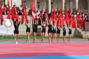 TÜRK’Ü ANMA, GENÇLİK VE SPOR BAYRAMI RENKLİ GÖSTERİLERLE KUTLANDI