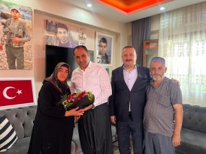 Şehit annesini ziyaret eden Kıratlı: “Hayatımızın en değerli taşı, en güzel çiçeği sizsiniz”