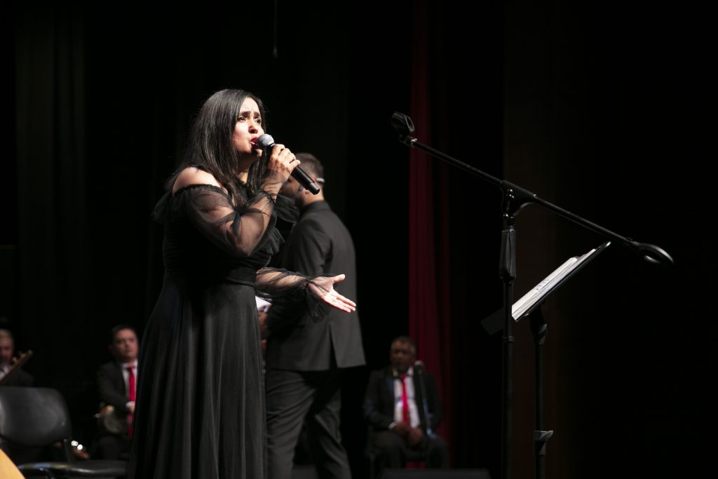 ‘ASRIN PİR SULTANI’ MAHZUNİ ŞERİF TÜRKÜLERİYLE ANILDI