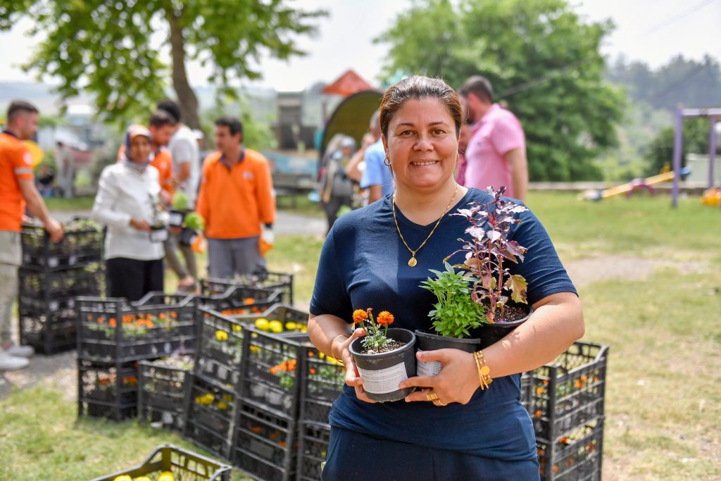 BÜYÜKŞEHİR SİNEKLE MÜCADELEDE TIBBİ VE AROMATİK BİTKİLERİ DE KULLANIYOR