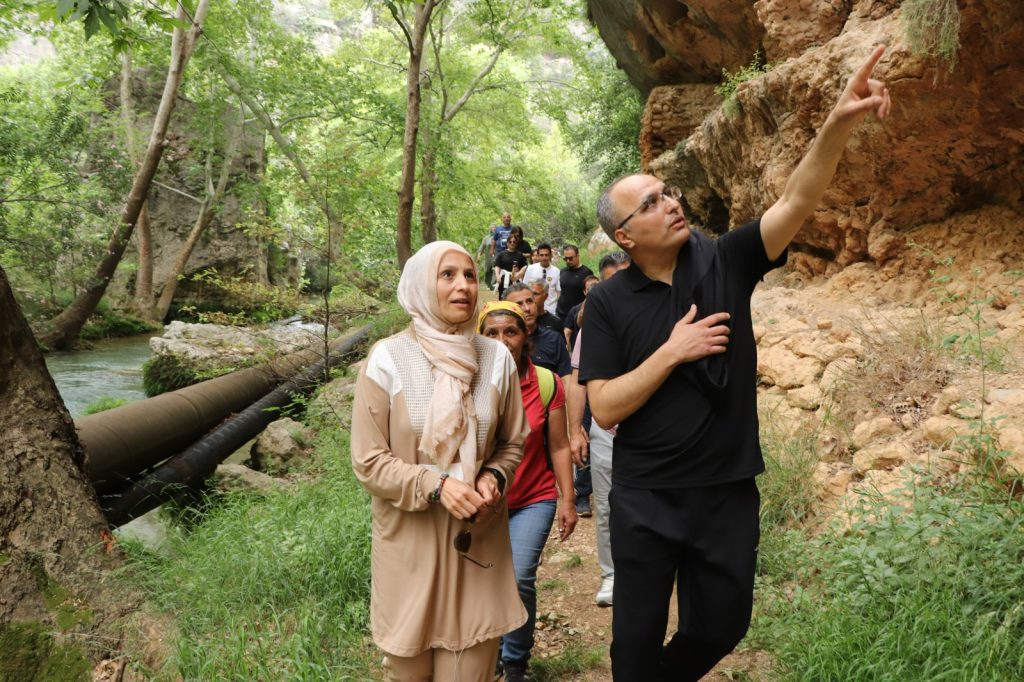 L MİLLÎ EĞİTİM MÜDÜRÜ FAZİLET DURMUŞ, ERDEMLİ İLÇE MİLLÎ EĞİTİM MÜDÜRLÜĞÜNÜN ORGANİZE ETTİĞİ DOĞA YÜRÜYÜŞÜNE KATILDI.