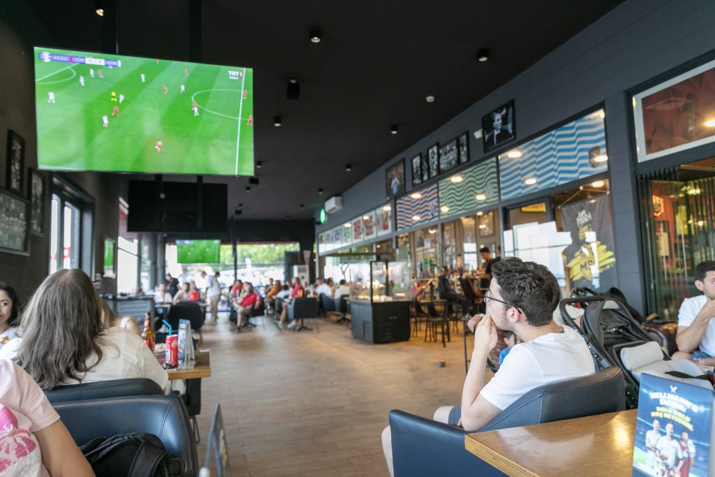 SPORSEVERLER, MİLLİ MAÇ COŞKUSUNU TRİBÜN KAFE’DE YAŞADI