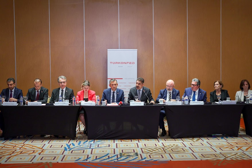 CHP Genel Başkanı Özgür Özel ve kurmaylarıyla TÜRKONFED Yönetim Kurulu Toplantısı’nda bir araya gelen TÜRKONFED Başkanı Süleyman Sönmez, yeni ekonomi politikaları ve yapısal reformların gerekliliğine dikkat çekti