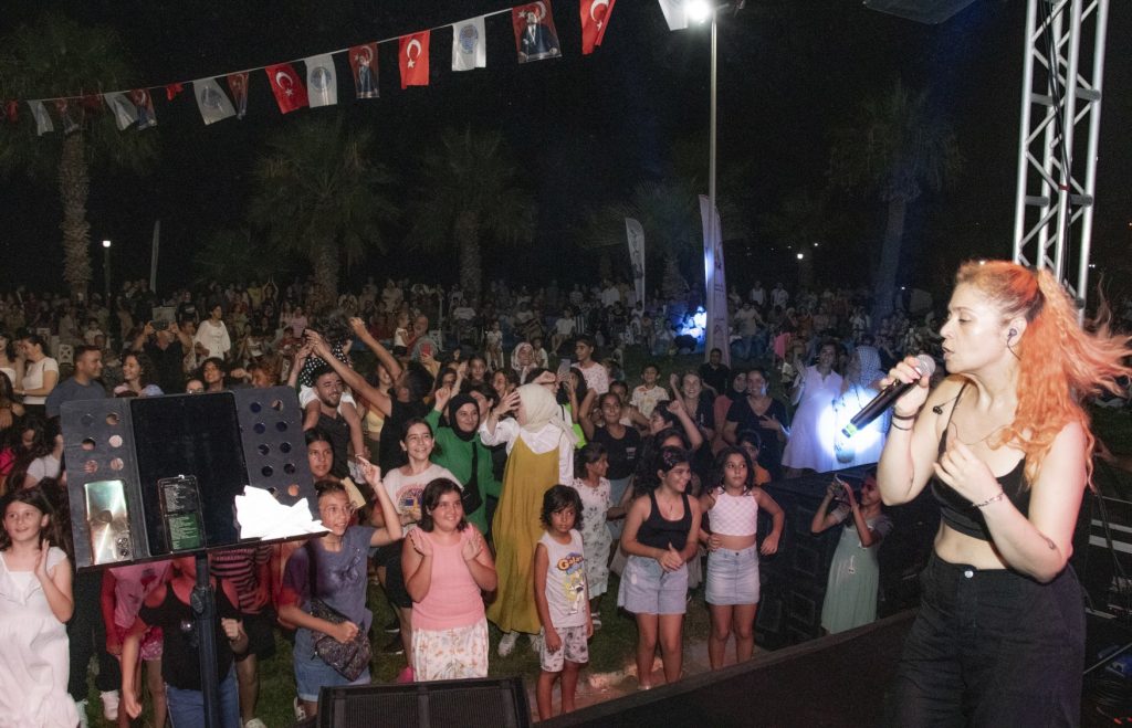 Aydıncık sahili ‘Yaz Dostum’ konserleriyle renklendi