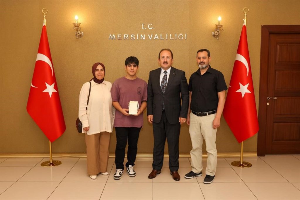 Vali Pehlivan, YKS ve LGS’de dereceye giren öğrencilerle bir araya geldi