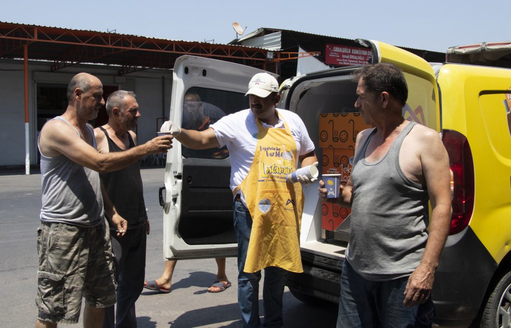 BÜYÜKŞEHİR’DEN EMEKÇİLERE BUZ GİBİ LİMONATA İKRAMI