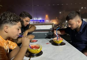 Toroslar’ın zirvesinden getirilen karla serinliyorlar