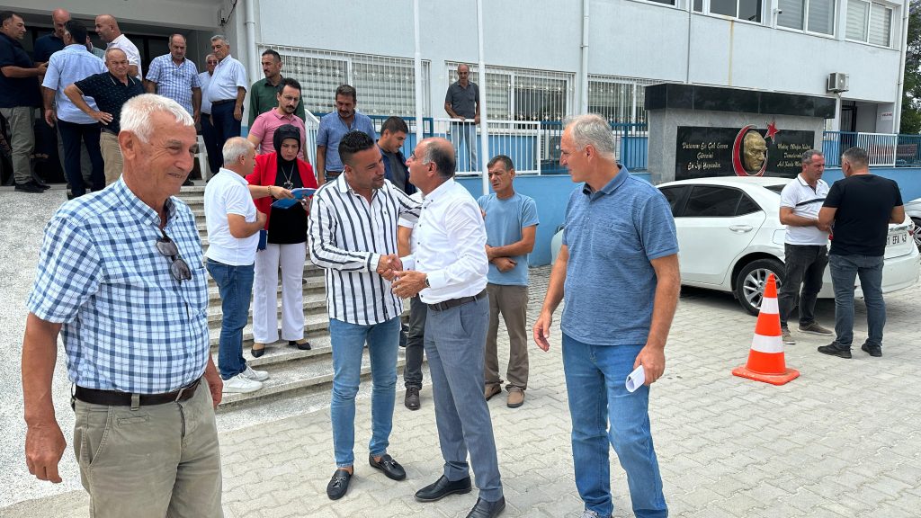 Yumurtalık Belediye Başkanı Erdinç Altıok, belediye meclis üyeleri ve mahalle muhtarlarıyla bir araya geldi