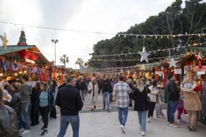 Mersin’de kurulan ‘Yılbaşı Pazarı’ vatandaşları bekliyor