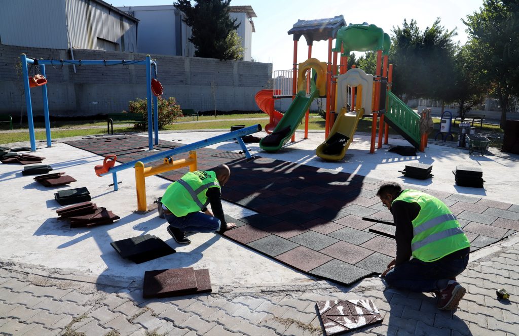 Daha önce oyun, spor ve oturma grupları yenilenen parkların bu kez zemin tadilatı yapılıyor