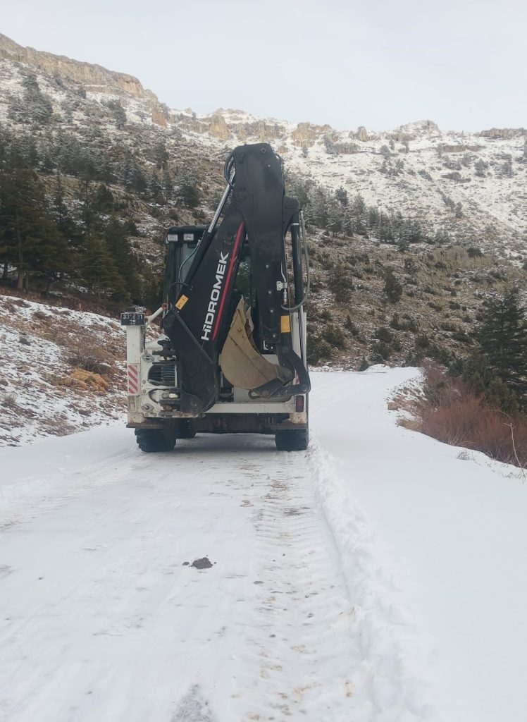 TOROSLAR BELEDİYESİ, İLÇENİN YÜKSEK KESİMLERİNDE KARLA KAPANAN YOLLARI AÇIYOR