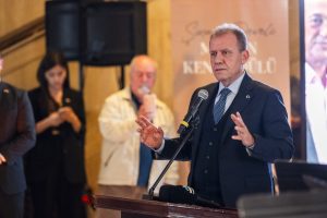 5. ŞİNASİ DEVELİ MERSİN KENT ÖDÜLÜ, FAZIL TÜTÜNER’E TAKDİM EDİLDİ