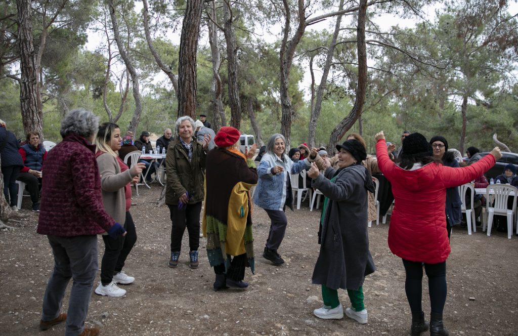 BÜYÜKŞEHİR EMEKLİ EVİ ÜYELERİ PİKNİKTE BİR ARAYA GELDİ