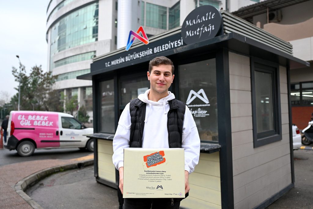 BÜYÜKŞEHİR’İN GIDA YARDIMLARI SAĞLIK SORUNU YAŞAYAN HASTALARIN HAYATINI KOLAYLAŞTIRIYOR