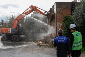 Yenişehir Belediyesi metruk binaları yıkmaya devam ediyor