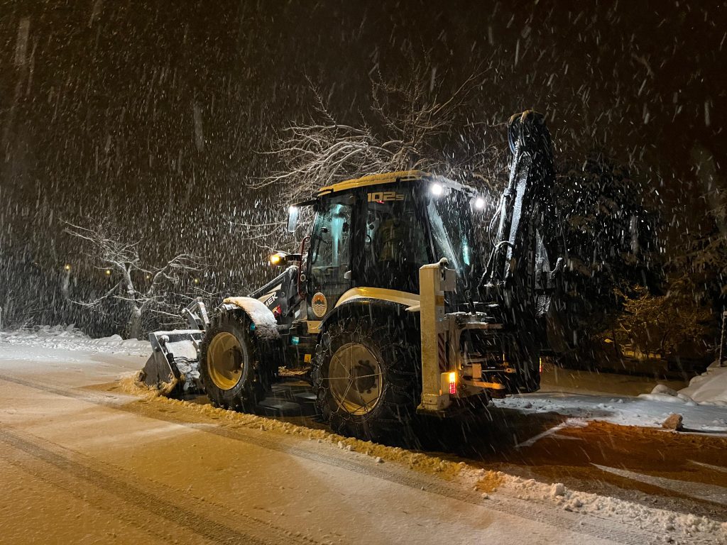 TOROSLAR BELEDİYESİ KAR YAĞIŞININ ETKİLİ OLDUĞU BÖLGELERDE 7/24 SAHADA