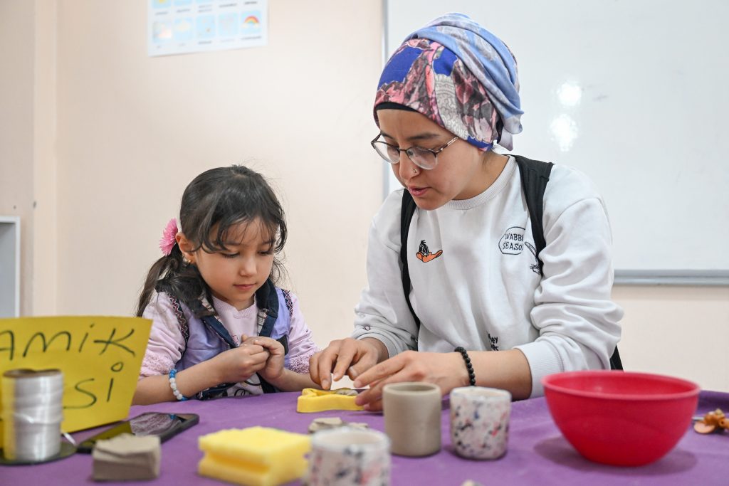 BÜYÜKŞEHİR’İN KADIN VE ÇOCUK ATÖLYELERİ ANNE VE ÇOCUKLARA İYİ GELİYOR