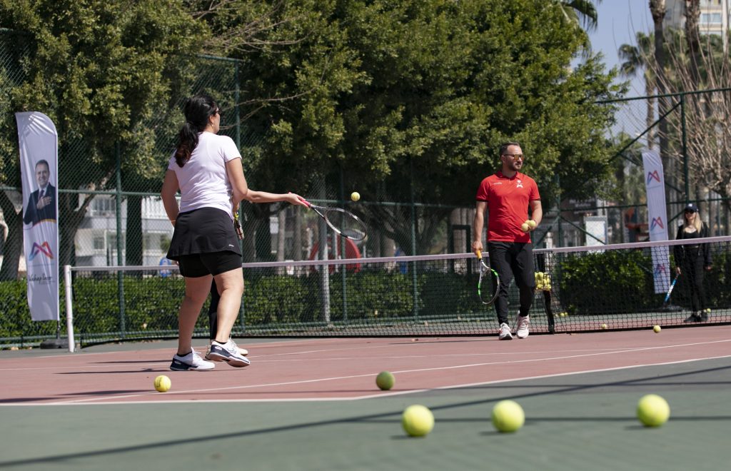 BÜYÜKŞEHİR’İN TENİS KURSU İLE VATANDAŞLAR, HEM FİZİKSEL HEM MENTAL SAĞLIKLARINI KORUYOR
