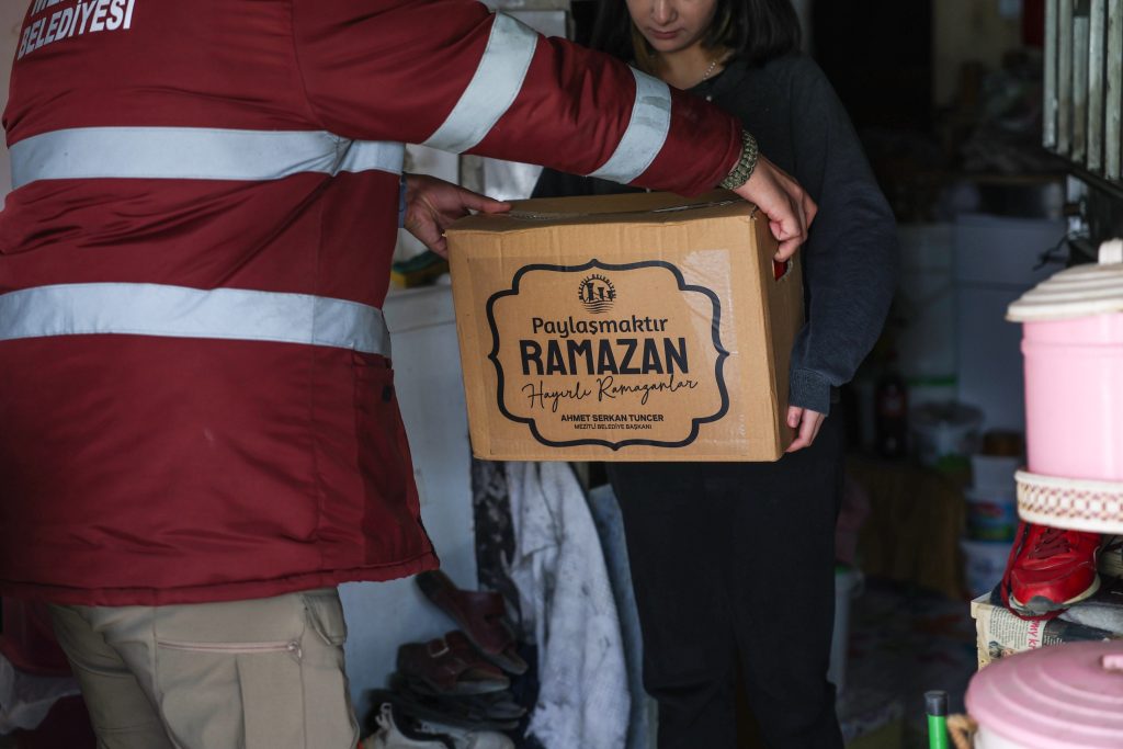 -MEZİTLİ’DE RAMAZAN BEREKETİ SOFRALARA ULAŞIYOR