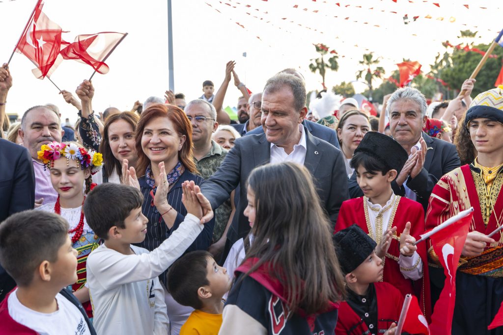 SEÇER: “ÇOCUKLAR BİZİM AYDINLIK GELECEĞİMİZ”