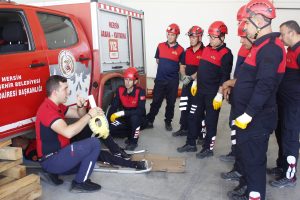 MERSİN BÜYÜKŞEHİR İTFAİYESİ BİLGİ VE TECRÜBELERİNİ EĞİTİMLERLE AKTARIYOR