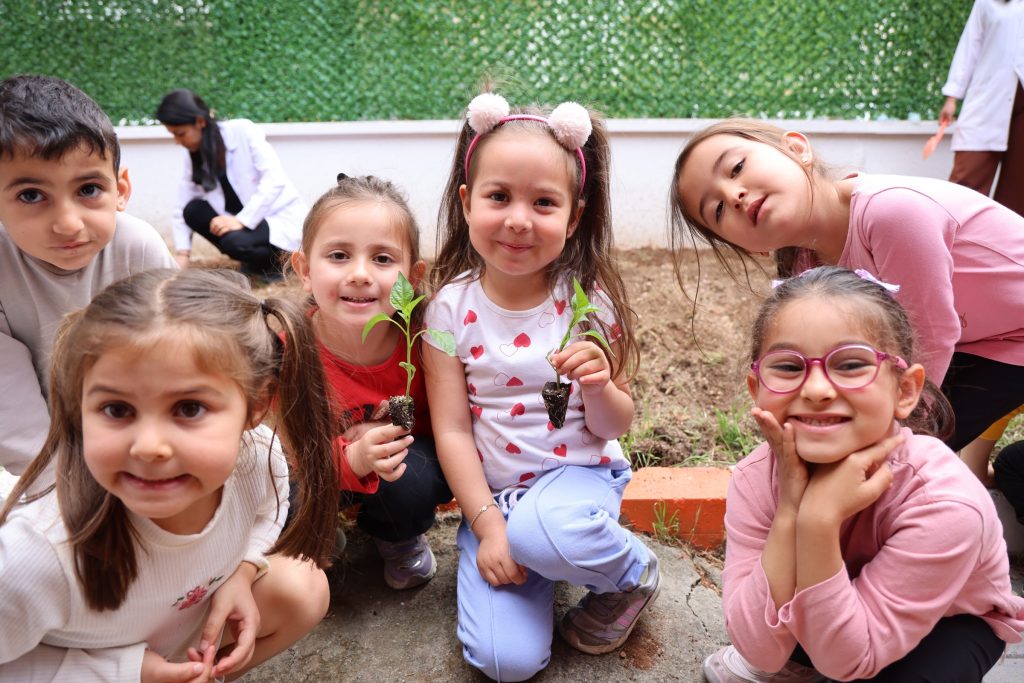 -TOROSLAR BELEDİYESİ ÇOCUKLARA BİNLERCE FİDE DAĞITTI