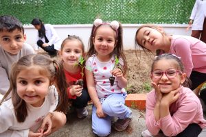 -TOROSLAR BELEDİYESİ ÇOCUKLARA BİNLERCE FİDE DAĞITTI